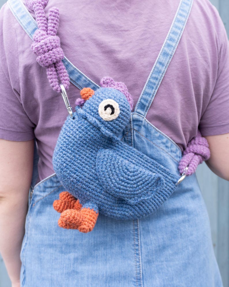 Crochet blue chicken messenger bag pattern