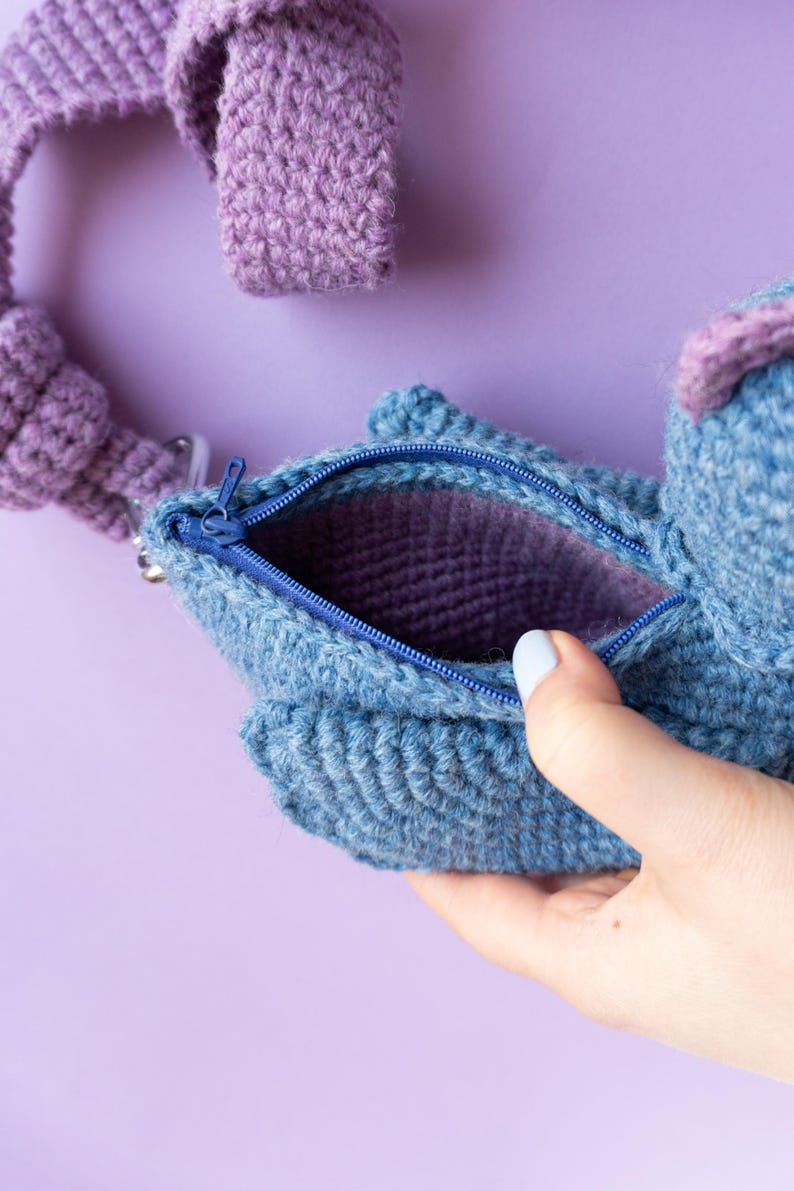 Crochet blue chicken messenger bag pattern