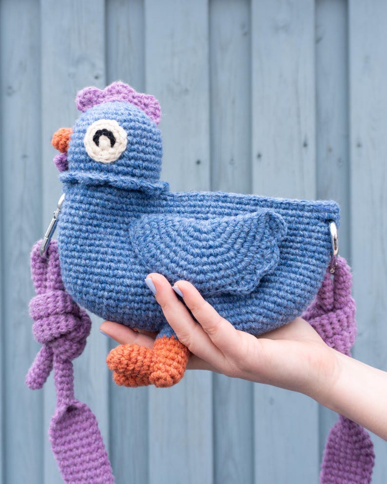 Crochet blue chicken messenger bag pattern