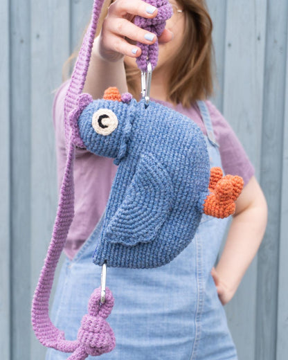 Crochet blue chicken messenger bag pattern
