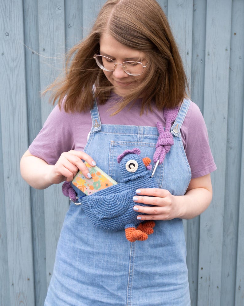 Crochet blue chicken messenger bag pattern
