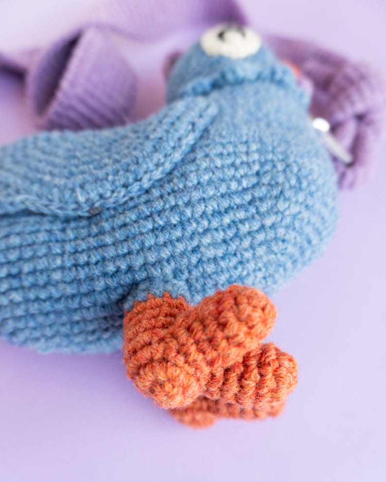 Crochet blue chicken messenger bag pattern