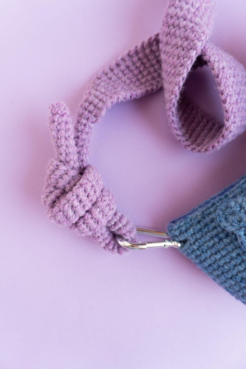 Crochet blue chicken messenger bag pattern